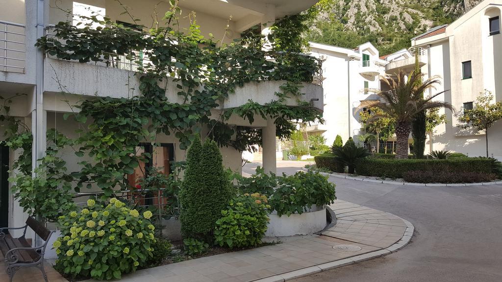 Roman Gardens Studio Apartment Risan Exterior foto